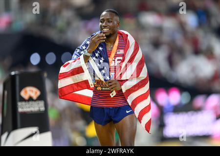 Grant HOLLOWAY célèbre sa médaille avec le drapeau aux Championnats du monde d'athlétisme 2023 de Budapest. Banque D'Images