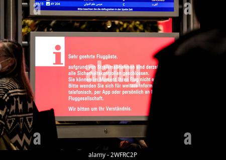 Frankfurt Die Gewerkschaft Verdi Hat bundesweit zu einem eintaegigen Streik im Luftsicherheitsbereich aufgerufen, Frankfurt am main, 01.02.2024 Auf einem Monitor werden Informationen zum Streik angezeigt. Die Gewerkschaft Verdi Hat bundesweit zu einem eintaegigen Streik im Luftsicherheitsbereich aufgerufen, Frankfurt am main, 01.02.2024 *** Francfort le syndicat Verdi a appelé à une grève nationale d'une journée dans le secteur de la sécurité aérienne, Frankfurt am main, 01 02 2024 des informations sur la grève sont affichées sur un moniteur le syndicat Verdi a appelé à une grève nationale d'une journée dans le pays Banque D'Images