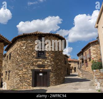 Maisons en pierre et rues en pierre dans le village médiéval de Horcajuelo de la sierra avec un ciel bleu.Petites maisons médiévales pour déconnecter de la ville. Banque D'Images