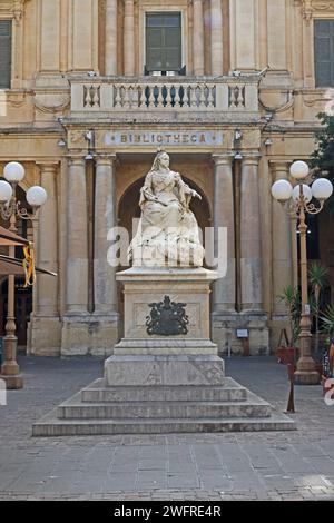 Statue de la reine Victoria à l'extérieur de la bibliothèque nationale, la Valette Banque D'Images