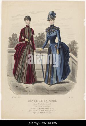 Revue de mode, Family gazette, dimanche 4 octobre 1885, 14e année, no 718 : toilettes de Mme Pelletier-Vidal (...), A. Chaillot, 1885 deux femmes à une balustrade, vêtues de robes pelletier-vidal. A gauche : Robe de grenade -velours rouge et popeline rayée avec chenille marron. Ceinture de velours rouge grenade avec une boucle de perles ; pèlerine avec perles ditto. A droite : Robe de bleu Uni 'Popeline de Lyon' et Popeline rayée avec 'Peluche'. Deux grands sacs, fermés avec trois nœuds. Accessoires : chapeau haut décoré de ruban rayé, bâton de marche qui peut également être utilisé comme parasol / parapluie. Avec une certaine ligne Banque D'Images