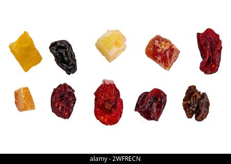 Morceaux de différents fruits tropicaux séchés isolés sur fond blanc avec chemin de découpage. Banque D'Images