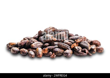 Pile de fèves de cacao grillées sèches isolées sur fond blanc avec chemin de détourage. Banque D'Images