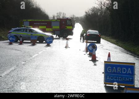 Services d'urgence à un barrage routier sur la N80 à Leagh sur la route Wexford, à Co Carlow, où trois personnes ont été tuées dans un accident d'un seul véhicule mercredi soir. Date de la photo : jeudi 1 février 2024. Banque D'Images