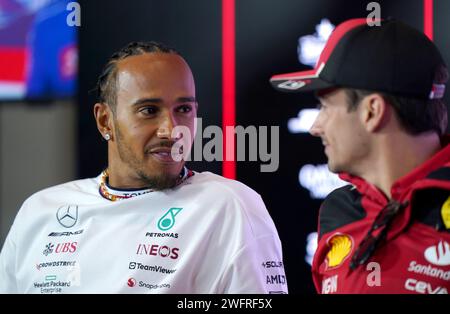 Photo du dossier datée du 06-07-2023 de Lewis Hamilton de Mercedes et Charles Leclerc de Ferrari. Lewis Hamilton, sept fois champion du monde de Formule 1, a été associé à un déménagement surprise chez Ferrari pour la saison 2025. Date de parution : jeudi 1 février 2024. Banque D'Images