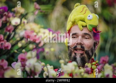 Londres, Royaume-Uni. 1 février 2024. Festival des orchidées à Kew Gardens. Henck Roling, ambassadeur de Kew, pose avec une partie de la flore vibrante d'orchidées de Madagascar qui forme cette année l'exposition du festival dans le Conservatoire Princess of Wales aux Kew Gardens. Crédit : Guy Corbishley/Alamy Live News Banque D'Images