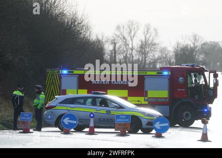 Services d'urgence à un barrage routier sur la N80 à Leagh sur la route Wexford, à Co Carlow, où trois personnes ont été tuées dans un accident d'un seul véhicule mercredi soir. Date de la photo : jeudi 1 février 2024. Banque D'Images