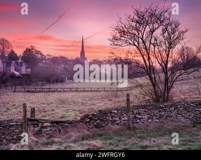 Jeudi 1 février 2024. Tetbury, Gloucestershire, Angleterre - après une nuit froide dans l'ouest de l'Angleterre, le ciel devient rose lorsque le soleil commence à se lever sur une prairie brumeuse dans la ville marchande de Tetbury, dans le Gloucestershire. Crédit : Terry Mathews/Alamy Live News Banque D'Images