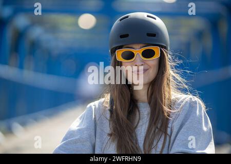 femme avec casque de vélo souriant Banque D'Images