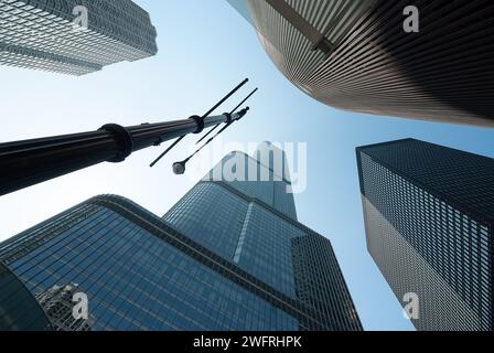 Vue vers le haut des gratte-ciel imposants atteignant le ciel bleu clair dans un paysage urbain moderne Banque D'Images