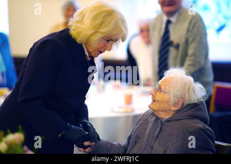 La reine Camilla rencontrant des résidents de la St John's Foundation Almshouses à la chapelle St Michael Within alors qu'elle mène des engagements célébrant le 850e anniversaire de la St John's Foundation à Bath. Date de la photo : jeudi 1 février 2024. Banque D'Images