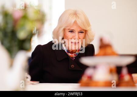 La reine Camilla rencontrant des résidents de la St John's Foundation Almshouses à la chapelle St Michael Within alors qu'elle mène des engagements célébrant le 850e anniversaire de la St John's Foundation à Bath. Date de la photo : jeudi 1 février 2024. Banque D'Images