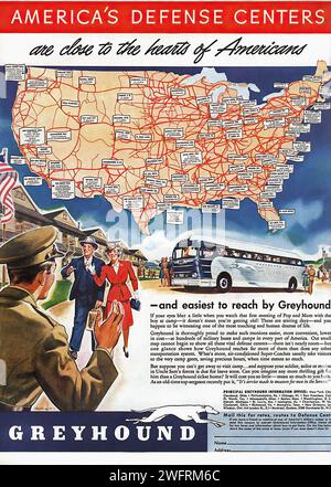 "LES CENTRES DE DÉFENSE DE L'AMÉRIQUE SONT PROCHES DU CŒUR DES AMÉRICAINS" "ET PLUS FACILE À ATTEINDRE PAR GREYHOUND" Une affiche publicitaire américaine vintage de l'ère de la Seconde Guerre mondiale pour la compagnie de bus Greyhound. L'affiche, principalement en rouge, blanc et bleu, présente une carte des États-Unis en arrière-plan avec des lignes rouges reliant les grandes villes, symbolisant la portée étendue des services de Greyhound. La carte est intitulée « les centres de défense américains sont proches du cœur des Américains », reflétant le sentiment patriotique de l’époque. Au premier plan, un bus Greyhound bleu et blanc est représenté avec les passagers bo Banque D'Images