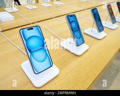 Londres, Royaume-Uni - 9 janvier 2024 : Apple iPhone 15 plus smartphones à vendre dans l'Apple Store Banque D'Images