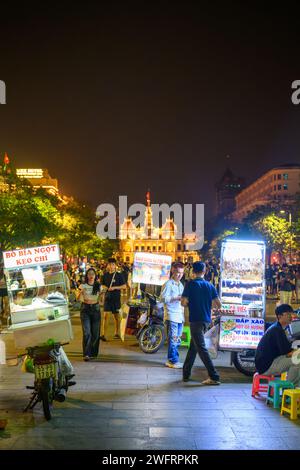 Vendeurs de nourriture de rue sur la place Ho Chi Minh la nuit, Ho Chi Minh ville, Vietnam Banque D'Images