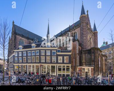 L'élévation nord-ouest de New Church (Nieuwe Kerk) de Nieuwezijds Voorburgwal à Amsterdam, Hollande du Nord, pays-Bas. Banque D'Images