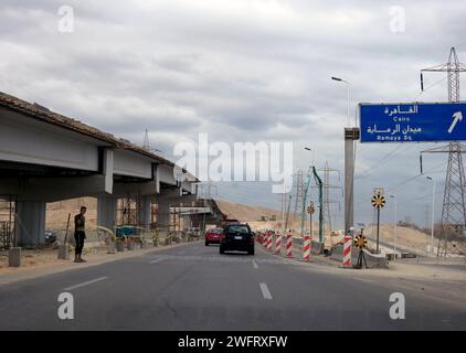 Gizeh, Egypte, janvier 25 2024 : un nouveau pont en construction, pont de circulation incomplet pour les véhicules, Egypte nouveaux projets immobiliers et infrastructures Banque D'Images