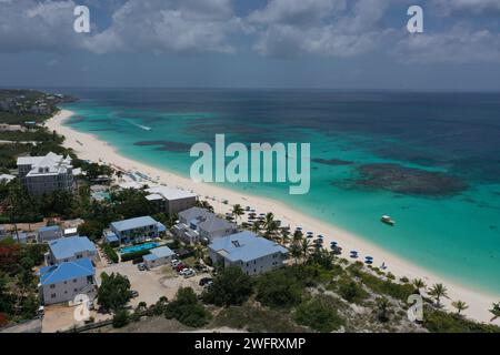 Une scène côtière sereine avec une plage de sable à Shoal Bay East à Anguilla Banque D'Images