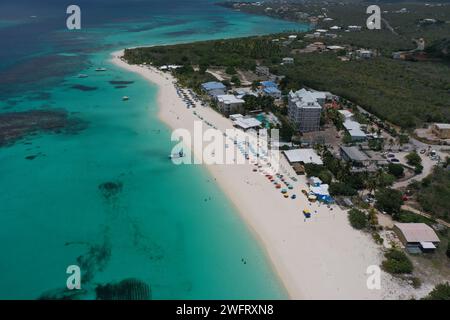 Une scène côtière sereine avec une plage de sable à Shoal Bay East à Anguilla Banque D'Images