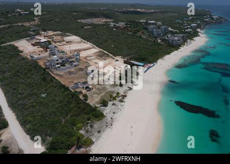 Une scène côtière sereine avec une plage de sable à Shoal Bay East à Anguilla Banque D'Images