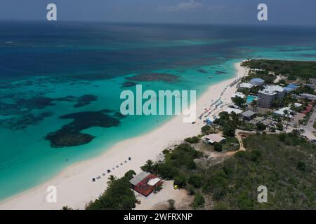 Une scène côtière sereine avec une plage de sable à Shoal Bay East à Anguilla Banque D'Images