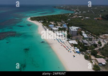 Une scène côtière sereine avec une plage de sable à Shoal Bay East à Anguilla Banque D'Images