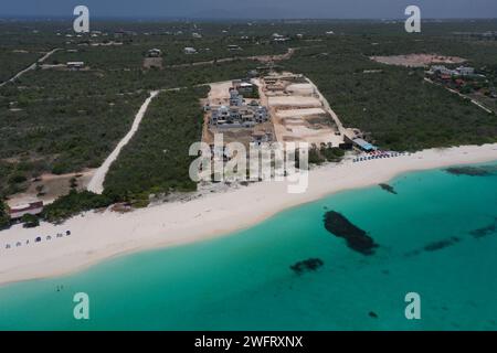 Une scène côtière sereine avec une plage de sable à Shoal Bay East à Anguilla Banque D'Images