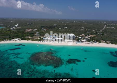 Une scène côtière sereine avec une plage de sable à Shoal Bay East à Anguilla Banque D'Images