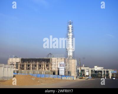 Le Caire, Egypte, janvier 20 2024 : chantier de construction d'une nouvelle mosquée avec une structure en acier du dôme et des échafaudages tout le long du minaret du Masji Banque D'Images