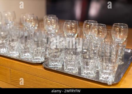 beaucoup de verres à boire sur des plateaux Banque D'Images