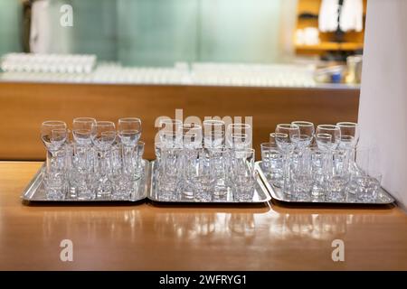 beaucoup de verres à boire sur des plateaux Banque D'Images