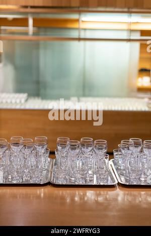 beaucoup de verres à boire sur des plateaux Banque D'Images