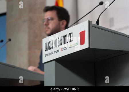 Février, 01 2024 Barcelone, Espagne Barcelone- urgence due à la sécheresse en catalogne le gouvernement de la Generalitat décréte un état d'urgence en raison de la sécheresse dans la région métropolitaine, imposant des restrictions qui affectent plus de 6 millions de personnes. Ces restrictions toucheront tous les secteurs de la société. La Generalitat estime que, s'il ne pleut pas, la Catalogne n'a plus que 15 mois de réserves d'eau." "El gobierno de la Generalitat decreta el Estado de emergencia por seq&#xed;a en el área metropolitana, imponiendo restricciones que afectan a más de 6 millon Banque D'Images