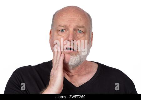 Homme bardé choqué avec barbe à moitié rasé en T-shirt noir, expression surprise, concept de transformation des cheveux faciaux sur fond blanc Banque D'Images