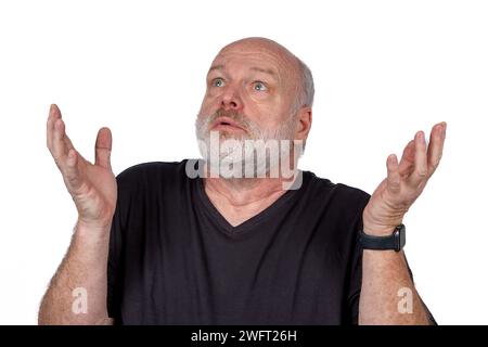 Homme bardé d'âge moyen surpris en T-shirt noir avec mains levées, expression étonnée, fond blanc - émotion authentique et concept d'excitation Banque D'Images