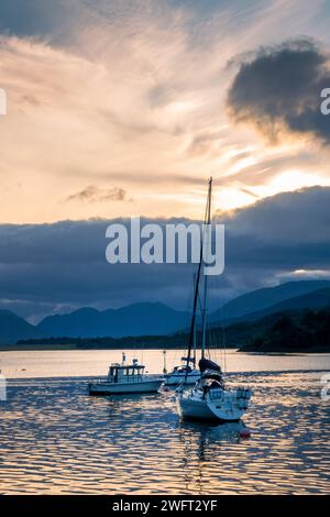 Bateaux à voile au coucher du soleil au Loch Leven près de Glencoe dans les Highlands d'Écosse, Royaume-Uni Banque D'Images