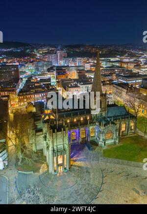 Sheffield, Yorkshire. Royaume-Uni. 01.26.2024 Cathédrale de Sheffield et centre-ville à la tombée de la nuit. Image aérienne. 26 janvier 2024. Banque D'Images