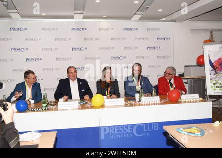 Josef Rohrer Muenchen Narrisch Clemens Baumgaertner Wirtschaftsreferent Kristina Frank Kommunalreferentin Michael Blauszun Damische Ritter Vorstand Guenther Grauer Narrhalla Praesident Muenchen 01.02.2024 Pressolib Muenchen -Strassen-Fasching -Praesentation Muenchen *** Josef Rohrer Muenchen Narrisch Clemens Baumgaertner Economiste Kristina Frank Municipal Officer Michael Blauszun Damische Ritter Conseil d'administration Guenther Grauer Narrhalla Président Muenchen 01 02 2024 Pressolib Muenchen Strassen Fasching Praesentation Muenchen Banque D'Images