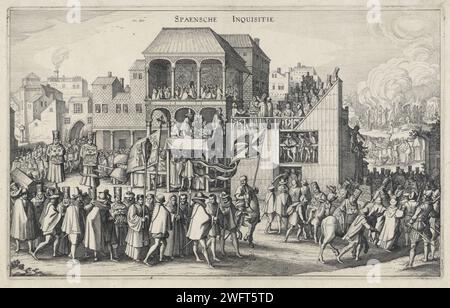 Auto-Da-Fe à Valladolid, 1558, Claes Jansz. Visscher (II) (attribué à), 1596 - 1652 print Auto-Da-Fe (Autodafe) à Valladolid, 21 mai 1558. Procession d'une trentaine de protestants condamnés par l'Inquisition espagnole à un endroit en dehors de la ville où ils sont brûlés sur le bûcher. Au milieu un bâtiment avec des dignitaires, une tribune en bois sur la droite sur laquelle les hérétiques sont condamnés. Les condamnés portent un couvre-chef spécial (Capirote) et une cape avec une représentation du Hellemond. Copie réduite à la performance contemporaine originale sur quatre magazines. Gravure sur papier Amsterdam vi Banque D'Images