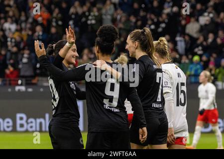 Ilayda Acikgöz (Eintracht Francfort, 20), Shekiera Martinez (Eintracht Francfort, 9), Lara Prašnikar (Eintracht Francfort, 7) ; Championsl femmes de l'UEFA Banque D'Images