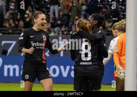 Lara Prašnikar (Eintracht Frankfurt, 7), Lisanne Gräwe (Eintracht Frankfurt, 8), Nicole Anyomi (Eintracht Frankfurt, 19) ; UEFA Womens Championsleague Banque D'Images