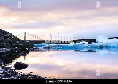 Eau gelée avec glace flottante et un pont lointain Banque D'Images