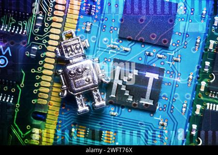 FOTOMONTAGE, Roboterfigur liegt auf Computerplatine mit Aufschrift KI, Symbolfoto künstliche Intelligenz *** PHOTOMONTAGE, figurine de robot posée sur la carte d'ordinateur avec inscription ai, photo symbolique intelligence artificielle Banque D'Images