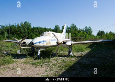 Blanc petit avion privé à turbopropulseurs sans marque abandonné stationné Banque D'Images