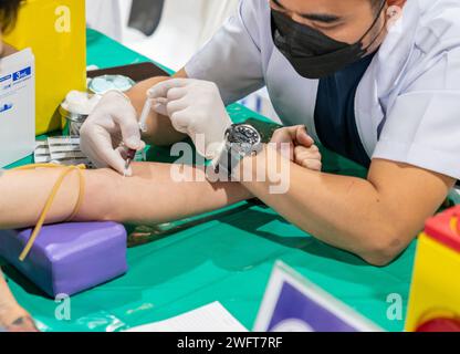 Phlébotomiste prélevant un échantillon sanguin d'un patient hospitalisé. Banque D'Images