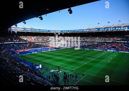 Vue du stand et du terrain du stade du Parc des Princes à Paris lors d’une séance d’entraînement ouverte du Paris Saint-Germain le 24 février 2023. Bann Banque D'Images