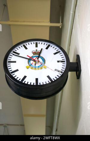 Horloge murale protéger et survivre à MOD hack vert secret bunker cheshire, utilisé dans la guerre froide comme abri contre les explosions nucléaires, poste de commandement maintenant un musée Banque D'Images
