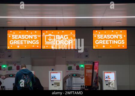 Winter Easyjet dépose des bagages de passager dépôt des bagages point de dépôt pour l'enregistrement des bagages enregistré en soute sur un vol de Noël. Terminal nord, aéroport de Londres Gatwick. ROYAUME-UNI. (137) Banque D'Images