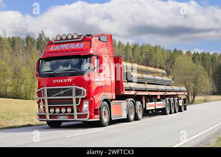 Camion rouge Volvo FH transportant une charge de poutres en acier sur semi-remorque à plateau GT. Salo, Finlande. 12 mai 2022. Banque D'Images