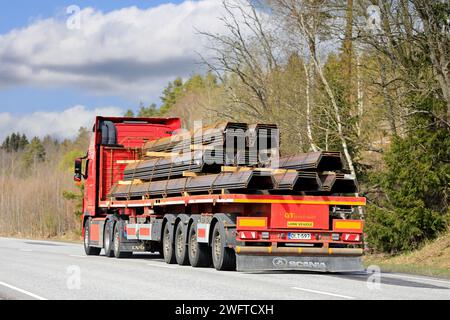 Camion transportant une charge de poutres en acier sur semi-remorque à plateau GT, vue arrière. Salo, Finlande. 12 mai 2022. Banque D'Images